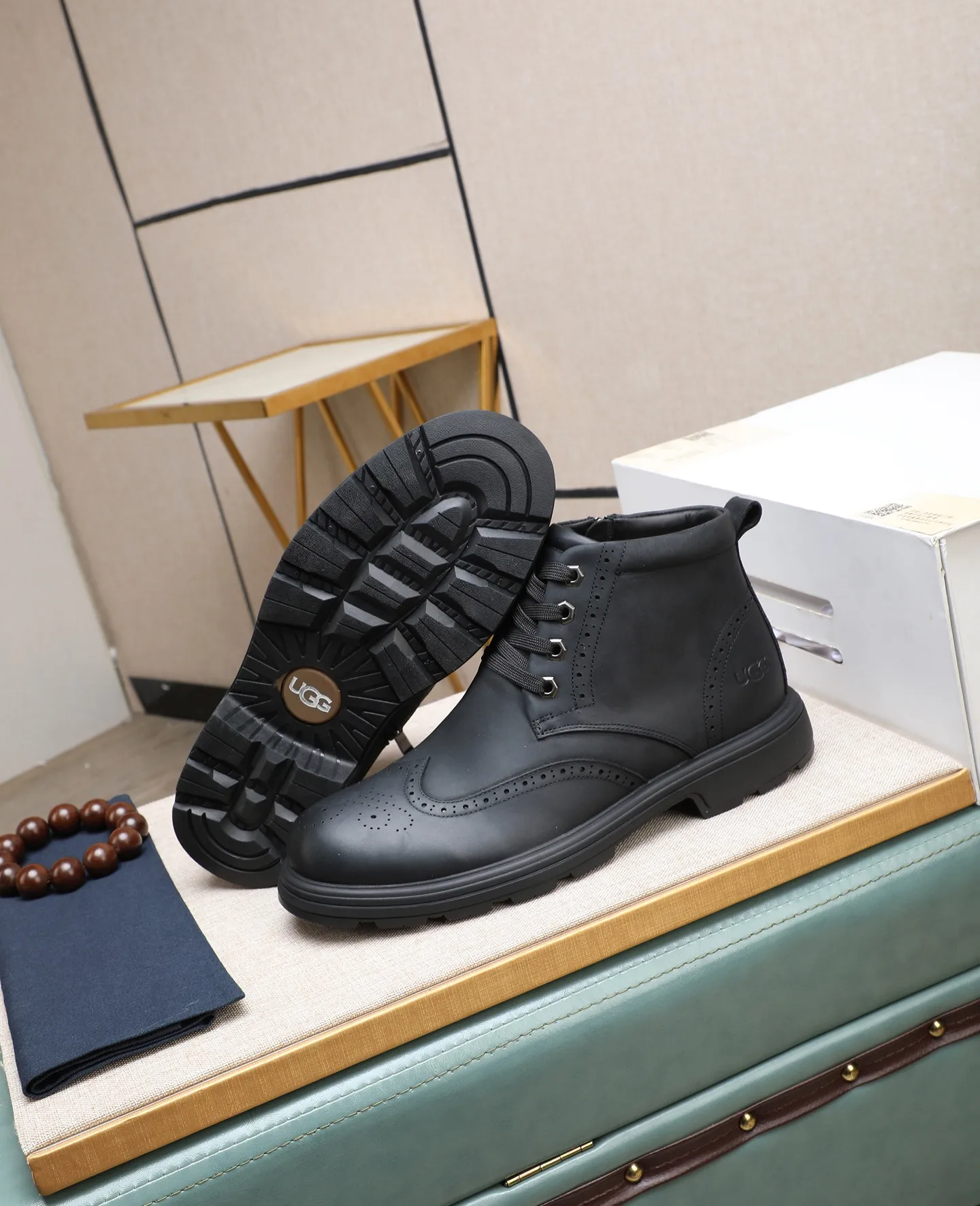 Men's shoes 💰640 (full genuine wool lining, 10% off for fake ones) Please pay attention to the quality of the original item and compare the thickness of the wool 🏮🏮 Popular UGG men's shoes from Australia's warm luxury brand, the official website is synchronized, Beckham men's style..., made of imported first-layer waxed cowhide, waxed toe cap, Australian real wool velvet lining Carefully sewn...Imported rubber Martin boots outsole (comfortable, soft, wear-resistant) The quality is really great...Exquisite workmanship, you won't be able to put it down at first sight, size 39-44 (customized in 45)